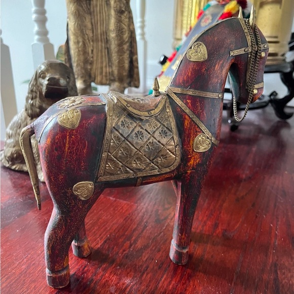 Vintage style carved wooden horse statue / figurine with metal and nail detail - Picture 4 of 5